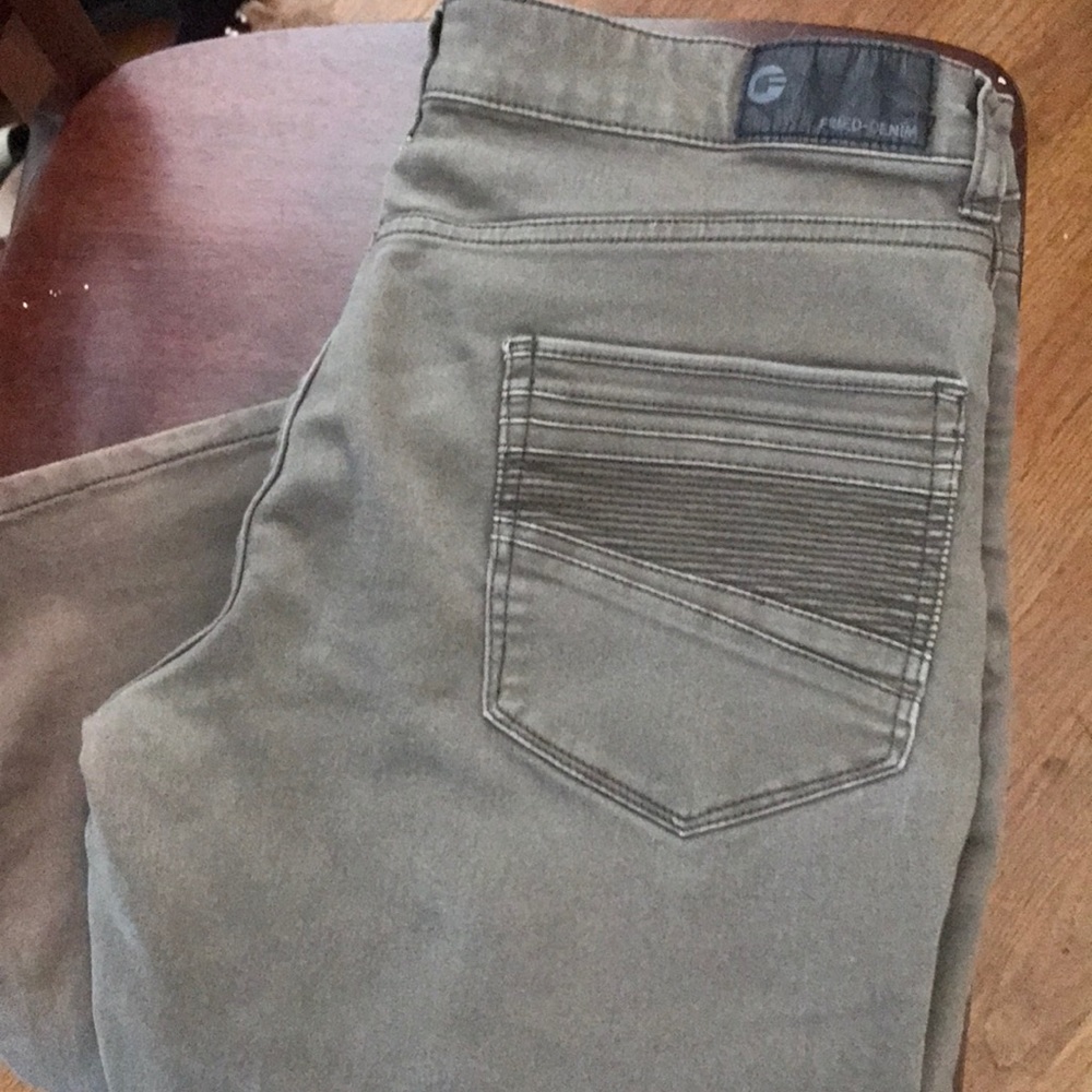 Men’s khaki green pants